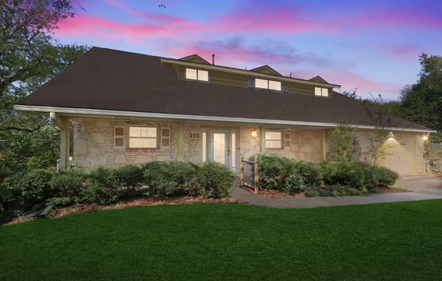 4-bedroom rental at 212 National Blvd in Universal City, TX — photo 2
