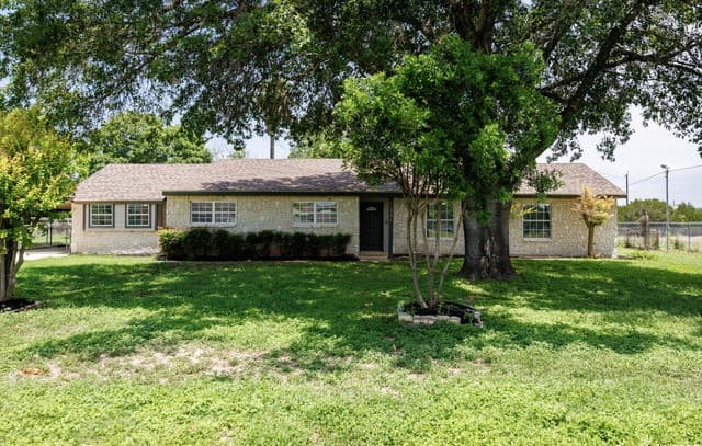 5-bedroom rental at 15031 Geronimo in San Antonio, TX — photo 1