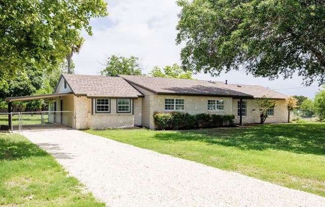 5-bedroom rental at 15031 Geronimo in San Antonio, TX — photo 2