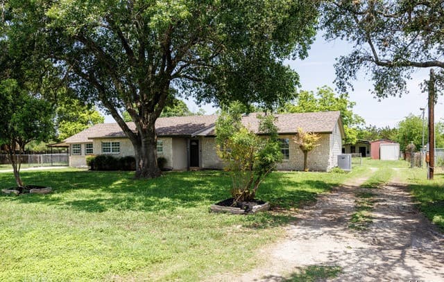 5-bedroom rental at 15031 Geronimo in San Antonio, TX — photo 3