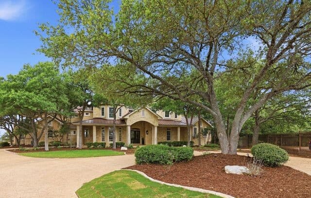 5-bedroom rental at 6730 Wagner Way in San Antonio, TX — photo 2