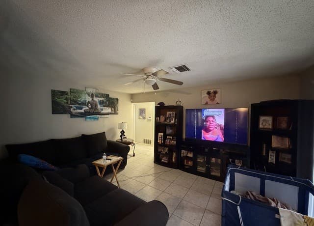 3-bedroom rental at 5014 Binz Engleman Rd in San Antonio, TX — photo 4