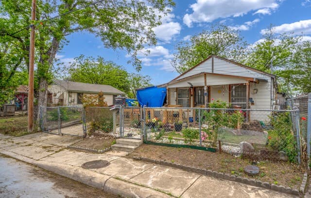 3-bedroom rental at 116 Parkview in San Antonio, TX — photo 2