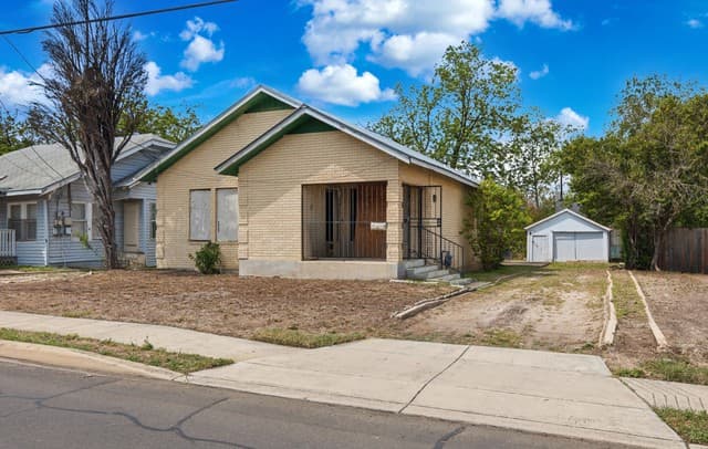 2-bedroom rental at 2437 E Houston St in San Antonio, TX — photo 1