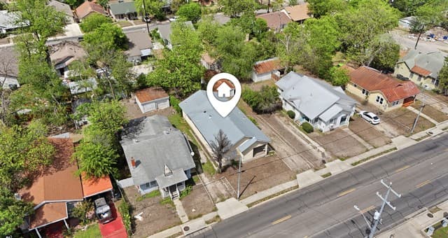 2-bedroom rental at 2437 E Houston St in San Antonio, TX — photo 2