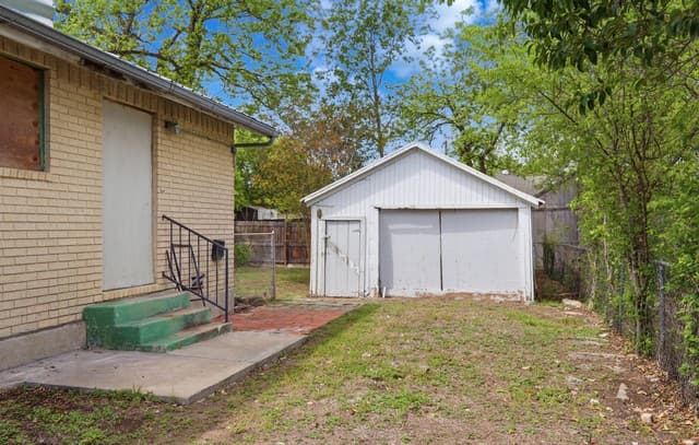 2-bedroom rental at 2437 E Houston St in San Antonio, TX — photo 3