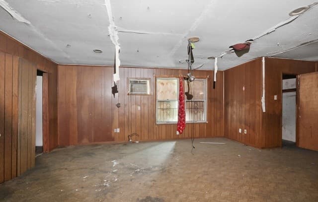 2-bedroom rental at 2437 E Houston St in San Antonio, TX — photo 4