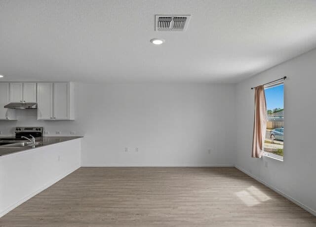 4-bedroom rental at 1123 Janzen in San Antonio, TX — photo 4