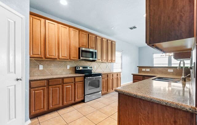 5-bedroom rental at 5124 Eagle Valley St in Schertz, TX — photo 3