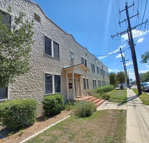 rental at 127 W Magnolia Ave in San Antonio, TX — photo 3