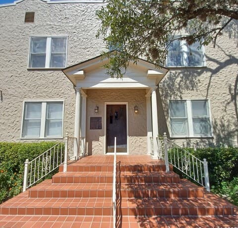 rental at 127 W Magnolia Ave in San Antonio, TX — photo 4
