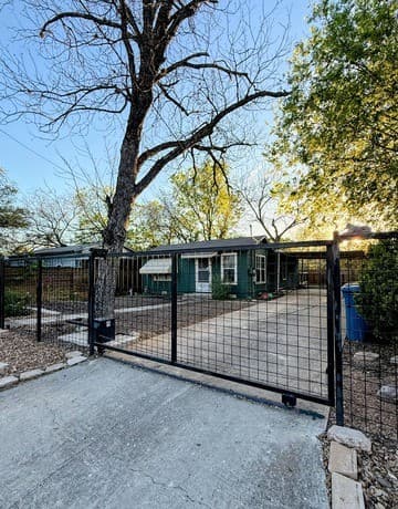 2-bedroom rental at 419 Collinsworth Avenue in San Antonio, TX — photo 3