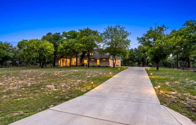 4-bedroom rental at 156 Crescent Ridge in Adkins, TX — photo 3