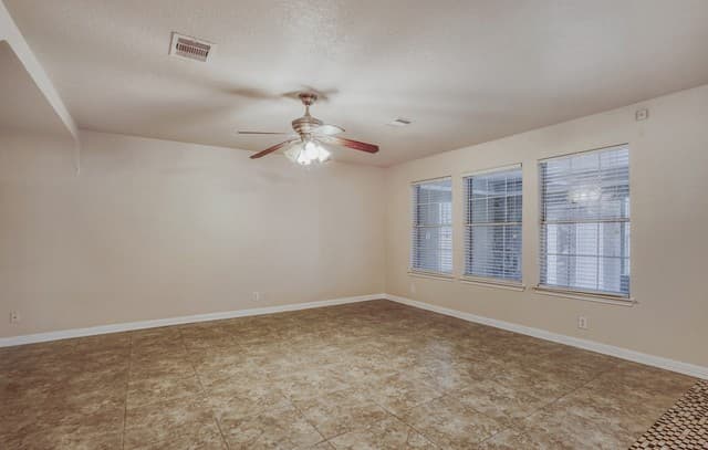 3-bedroom rental at 7523 Banister Pass in San Antonio, TX — photo 3