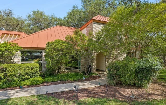 4-bedroom rental at 109 Long Bow Rd in Shavano Park, TX — photo 2