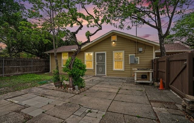 2-bedroom rental at 205 Balcones Heights Rd in Balcones Heights, TX — photo 2