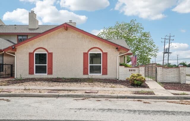 3-bedroom rental at 5800 Royal Club in San Antonio, TX — photo 2