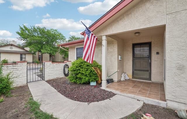 3-bedroom rental at 5800 Royal Club in San Antonio, TX — photo 3