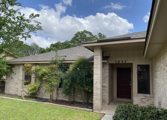 3-bedroom rental at 5842 Spring Vly in San Antonio, TX — photo 3