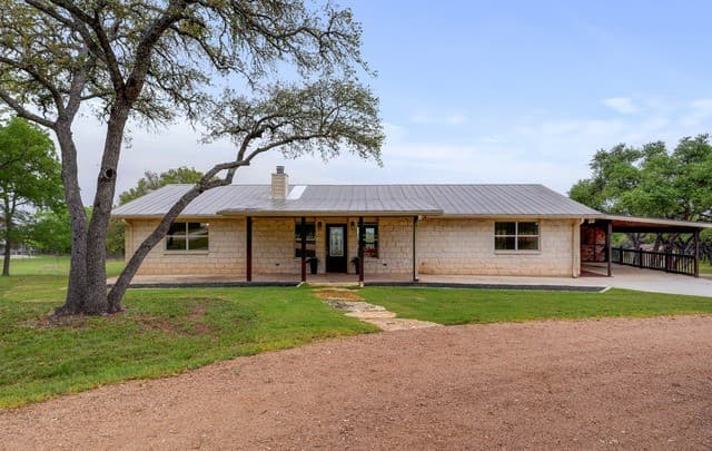 3-bedroom rental at 1267 River Bend Dr in Blanco, TX — photo 2