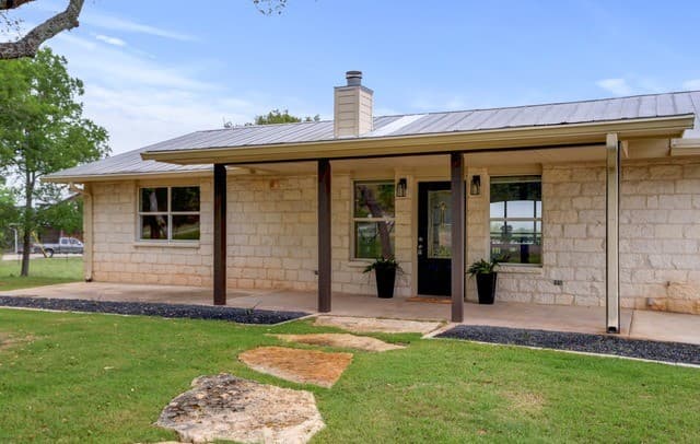 3-bedroom rental at 1267 River Bend Dr in Blanco, TX — photo 3