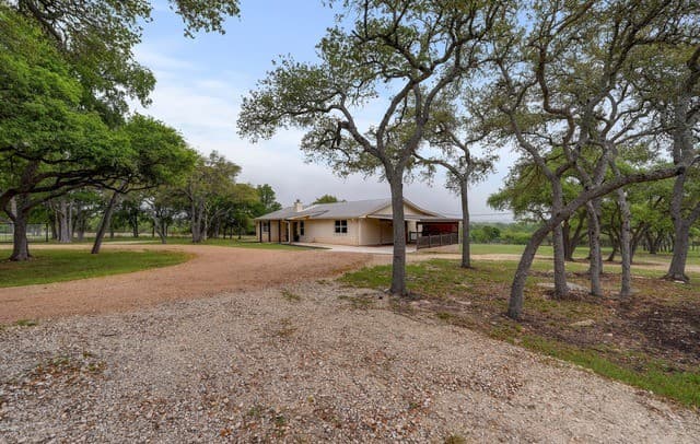 3-bedroom rental at 1267 River Bend Dr in Blanco, TX — photo 4