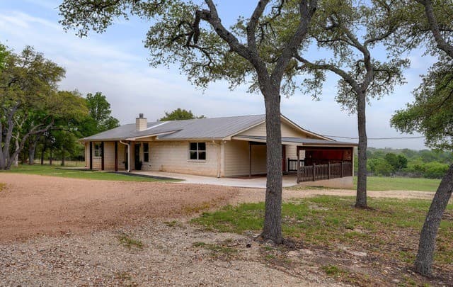 3-bedroom rental at 1267 River Bend Dr in Blanco, TX — photo 5