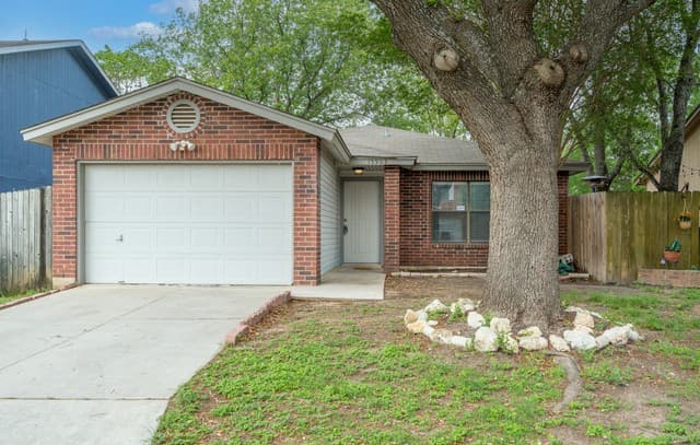 3-bedroom rental at 15503 Walnut Creek Dr in San Antonio, TX — photo 1