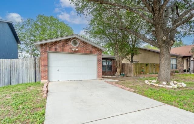 3-bedroom rental at 15503 Walnut Creek Dr in San Antonio, TX — photo 2