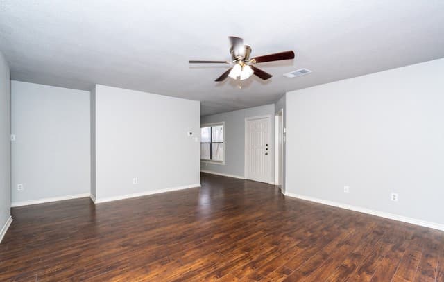 3-bedroom rental at 15503 Walnut Creek Dr in San Antonio, TX — photo 4