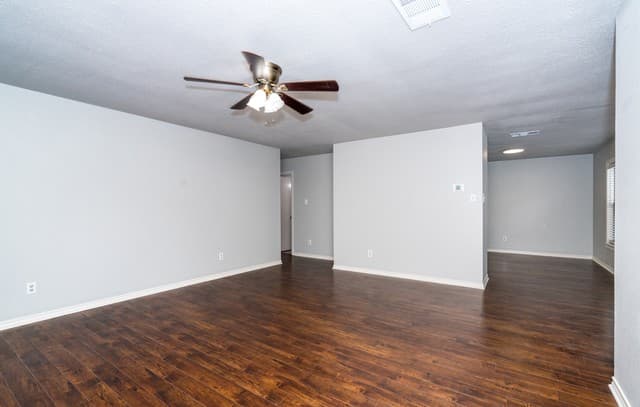3-bedroom rental at 15503 Walnut Creek Dr in San Antonio, TX — photo 5