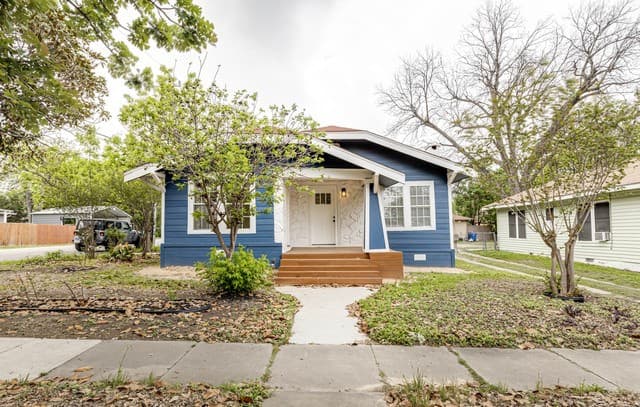 3-bedroom rental at 1002 Fulton in San Antonio, TX — photo 1