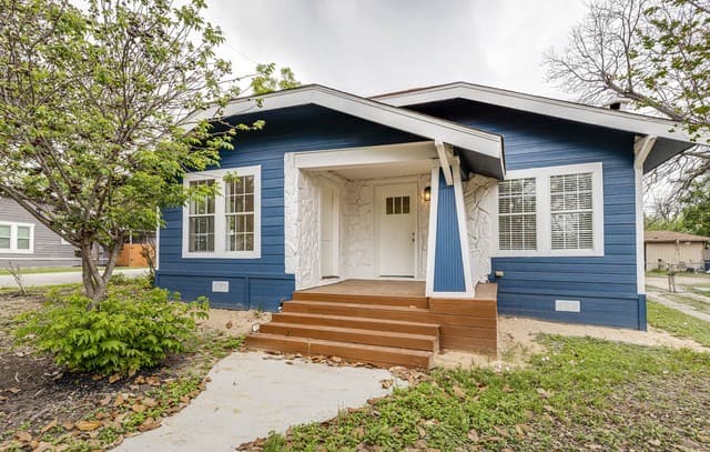 3-bedroom rental at 1002 Fulton in San Antonio, TX — photo 2
