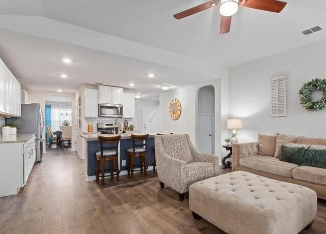 5-bedroom rental at 13722 Boothe Grv in San Antonio, TX — photo 1