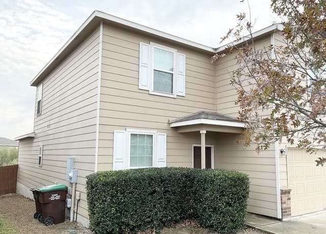 4-bedroom rental at 11930 Silent Cyn in San Antonio, TX — photo 2