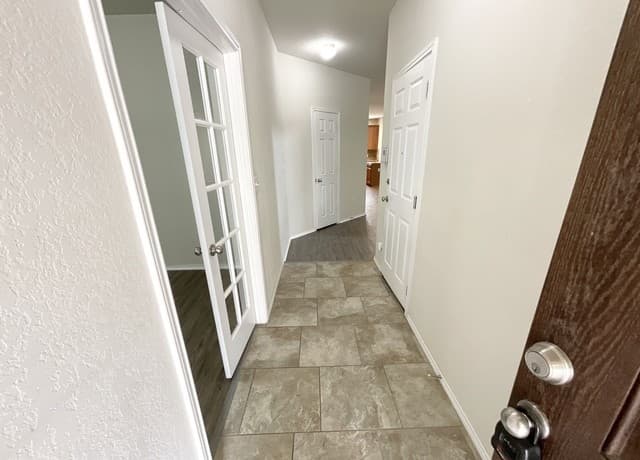 4-bedroom rental at 11930 Silent Cyn in San Antonio, TX — photo 4