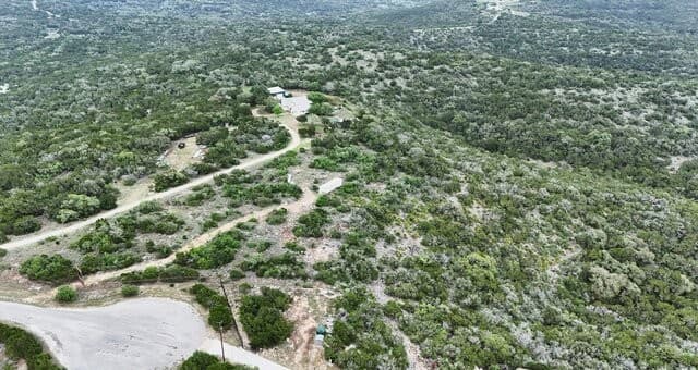 rental at 1423 County Road 2744 in Mico, TX — photo 3