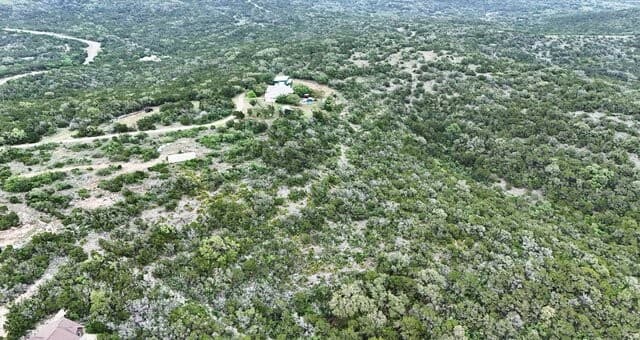 rental at 1423 County Road 2744 in Mico, TX — photo 4