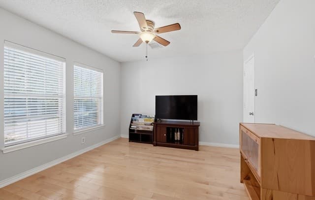 4-bedroom rental at 9639 Turquoise Crk in San Antonio, TX — photo 4