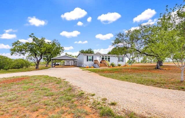 3-bedroom rental at 126 County Road 157 in Floresville, TX — photo 2