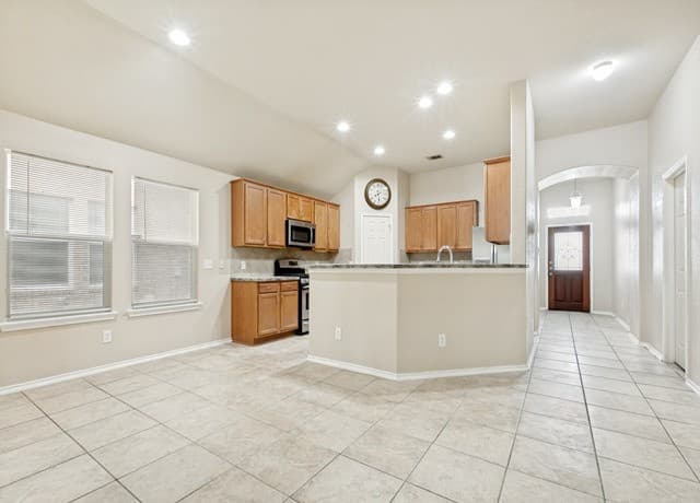 3-bedroom rental at 9614 Ed Wiseman Trl in San Antonio, TX — photo 5