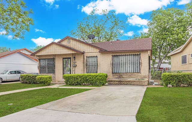 2-bedroom rental at 406 Bradford Ave in San Antonio, TX — photo 2