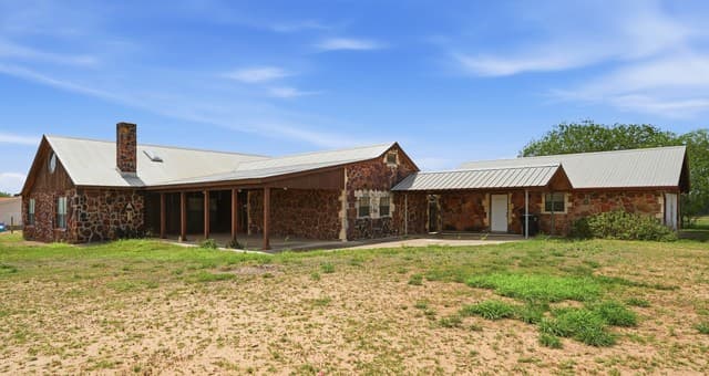 3-bedroom rental at 1001 Horton Ln in Poteet, TX — photo 1
