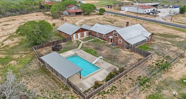 3-bedroom rental at 1001 Horton Ln in Poteet, TX — photo 2