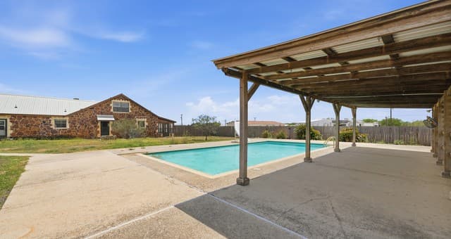 3-bedroom rental at 1001 Horton Ln in Poteet, TX — photo 3