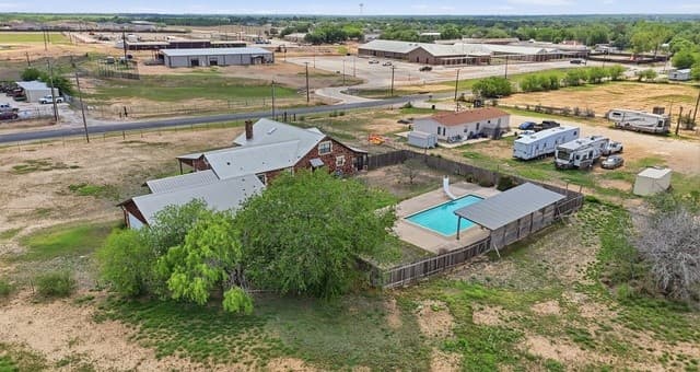 3-bedroom rental at 1001 Horton Ln in Poteet, TX — photo 5