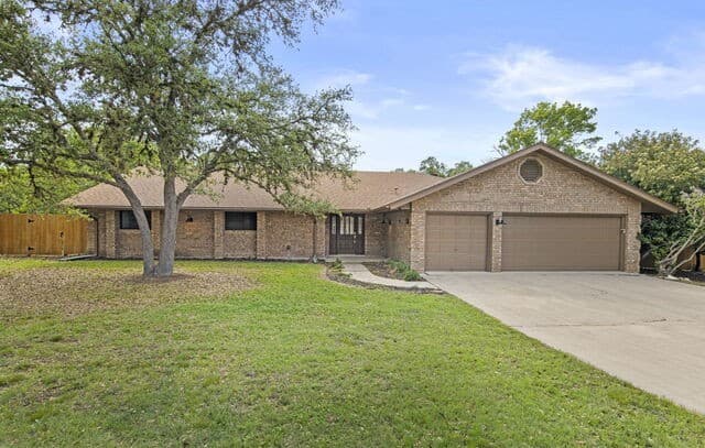 3-bedroom rental at 29735 Saddleback Cir in Boerne, TX — photo 4
