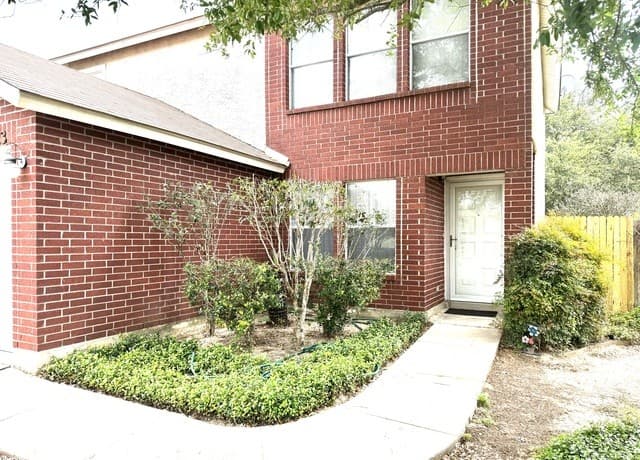 3-bedroom rental at 9823 Alisa Brooke in San Antonio, TX — photo 3