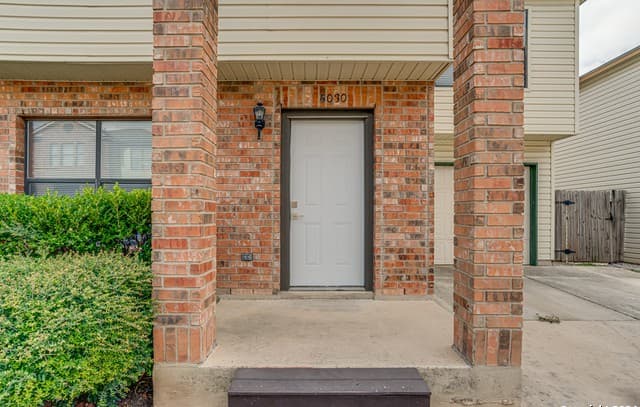 3-bedroom rental at 5030 Kenton Royalle in San Antonio, TX — photo 1