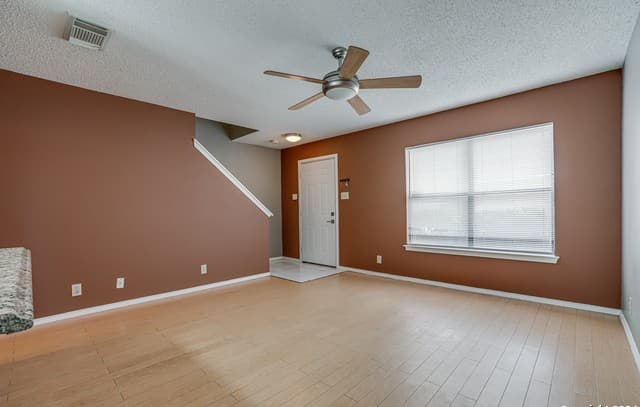3-bedroom rental at 5030 Kenton Royalle in San Antonio, TX — photo 2